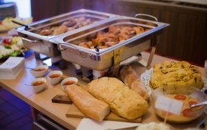 buffet-chicken-brot-service